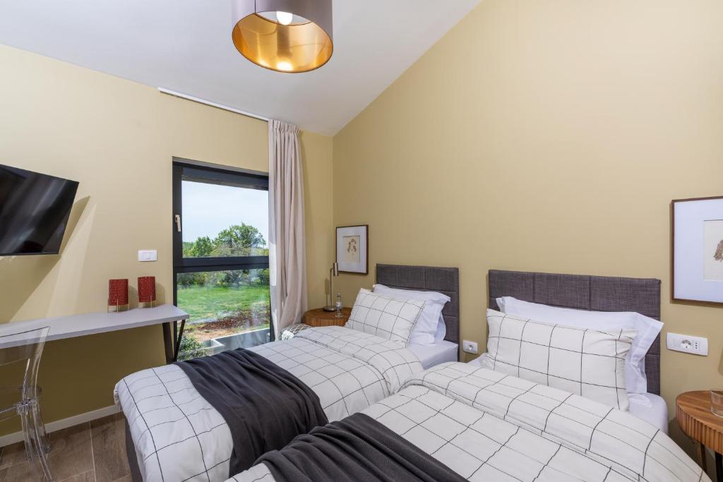 NEW stylish Casa Melisa with 2 gardens and BBQ facilities! 7