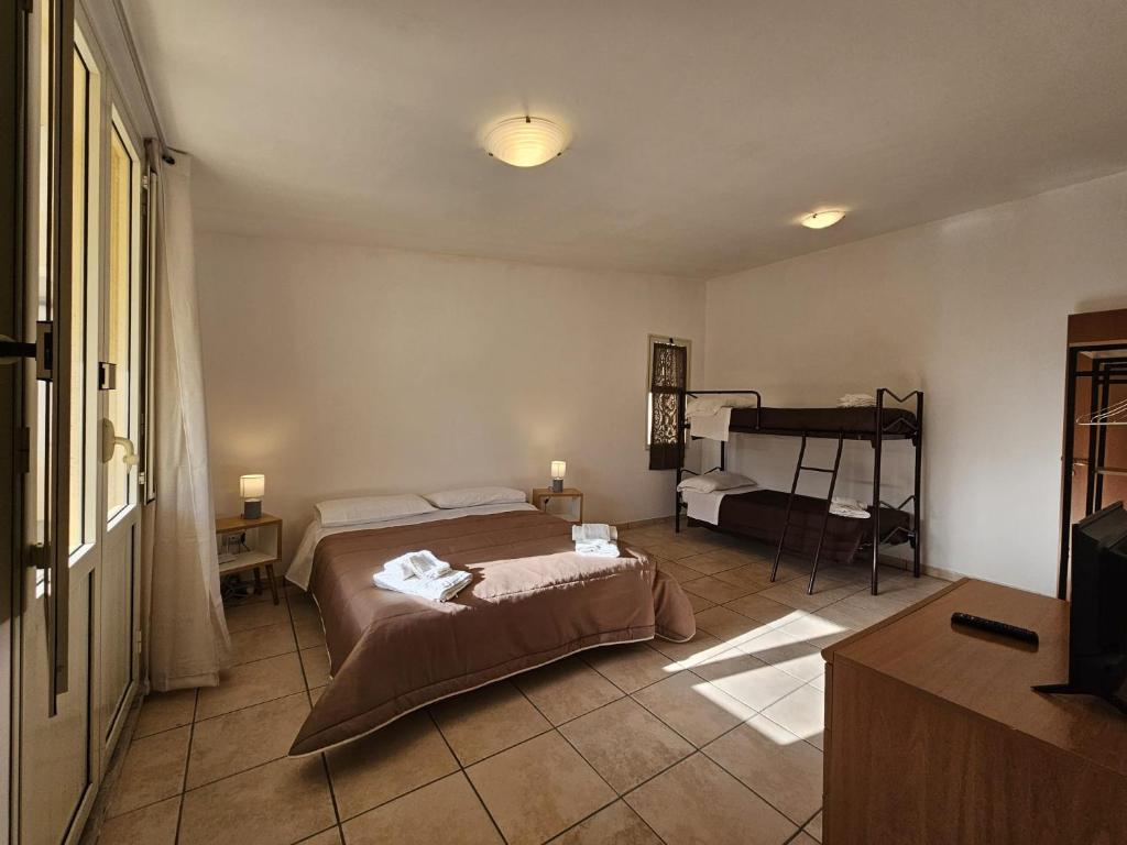 - une chambre avec un lit et un piano dans l'établissement Sicilia Bella, à Mazara del Vallo
