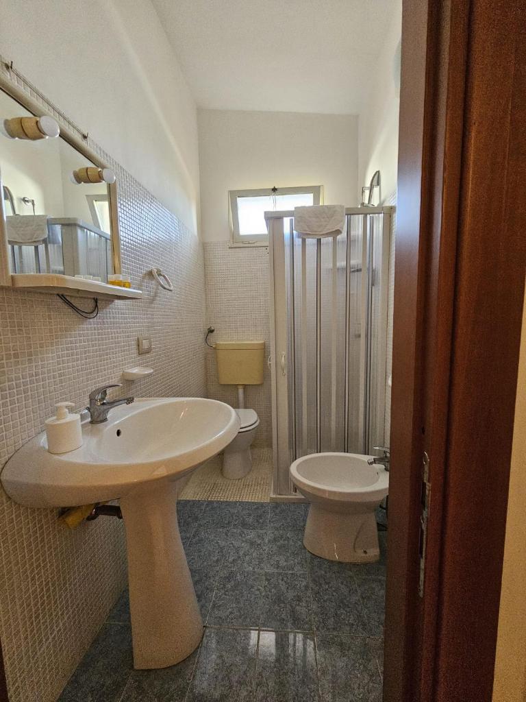 une salle de bain avec un lavabo et des toilettes dans l'établissement Sicilia Bella, à Mazara del Vallo