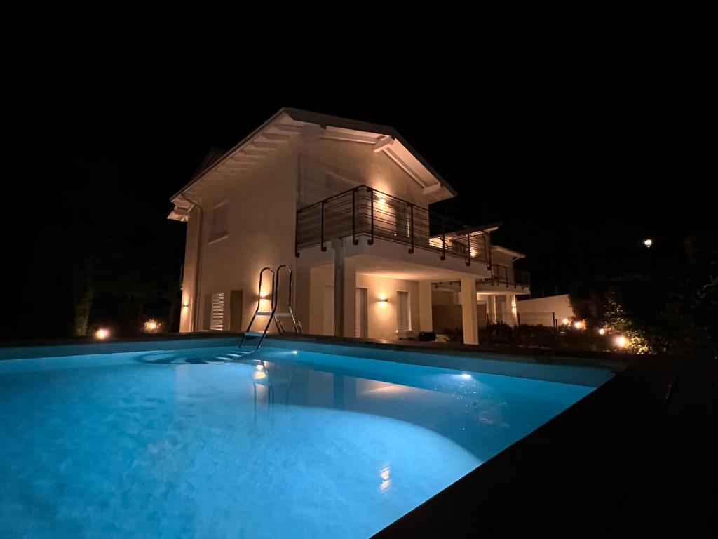 Photo de la galerie de l'établissement Luxury Villas Gardenia with Private Pool, à Padenghe sul Garda