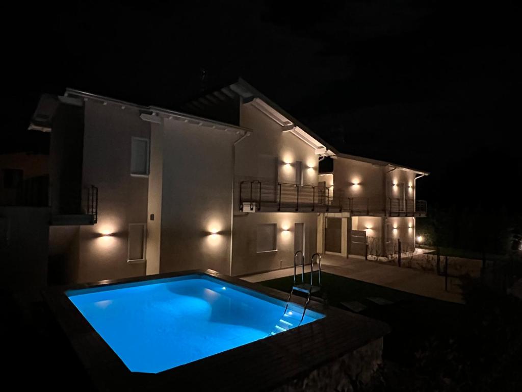 Photo de la galerie de l'établissement Luxury Villas Gardenia with Private Pool, à Padenghe sul Garda