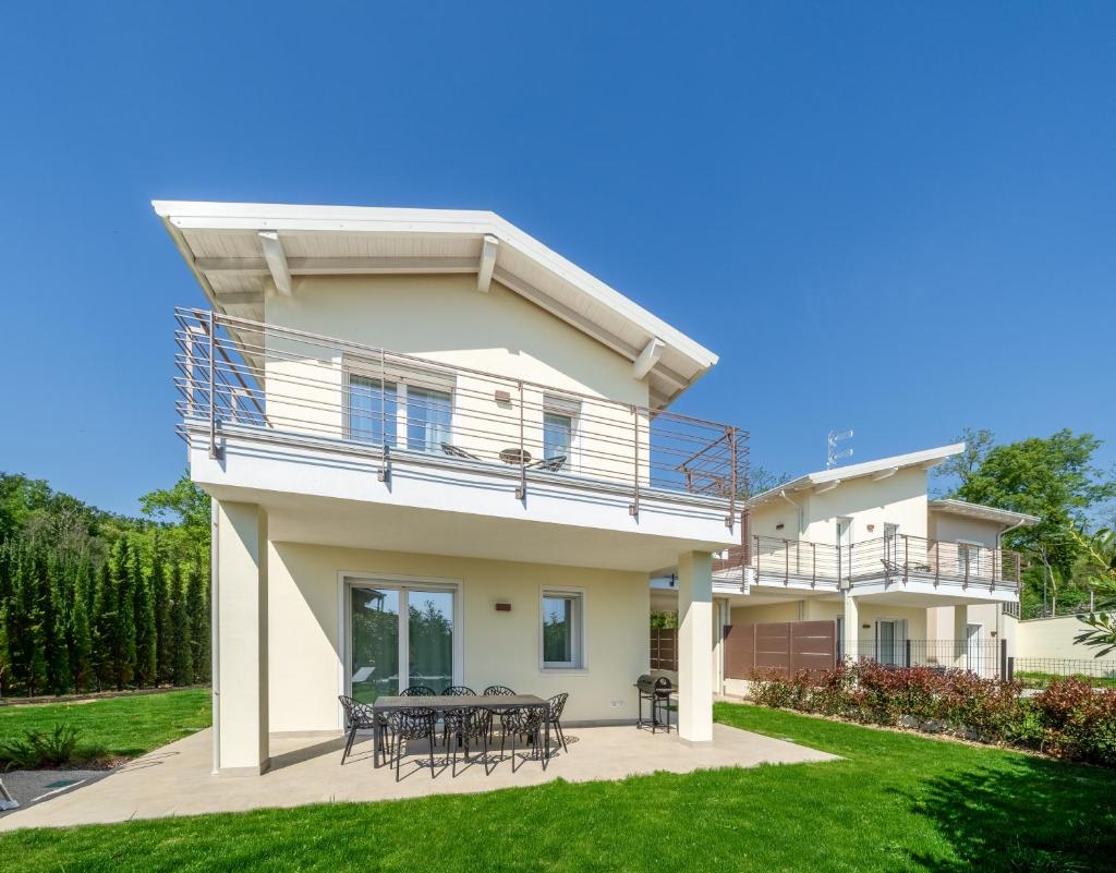 Photo de la galerie de l'établissement Luxury Villas Gardenia with Private Pool, à Padenghe sul Garda