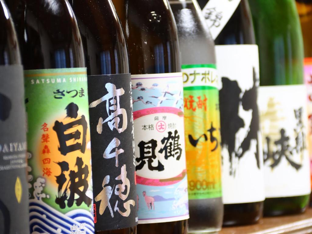 une rangée de bouteilles de vin avec un écrit sur elles dans l'établissement Shiroyamasou, à Asahi 37 autres photos
