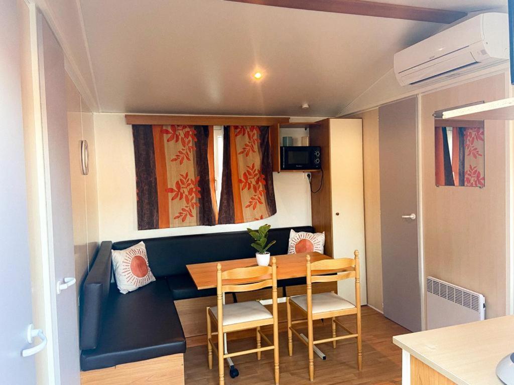 une petite salle à manger avec une table et des chaises dans l'établissement Camping Europcamping, à Fréjus 7 autres photos