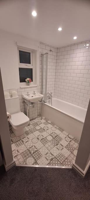 3 Bed Home sleeps 6 in Heart of Cardiff Free Parking 3
