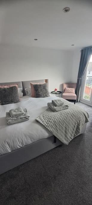 3 Bed Home sleeps 6 in Heart of Cardiff Free Parking 7