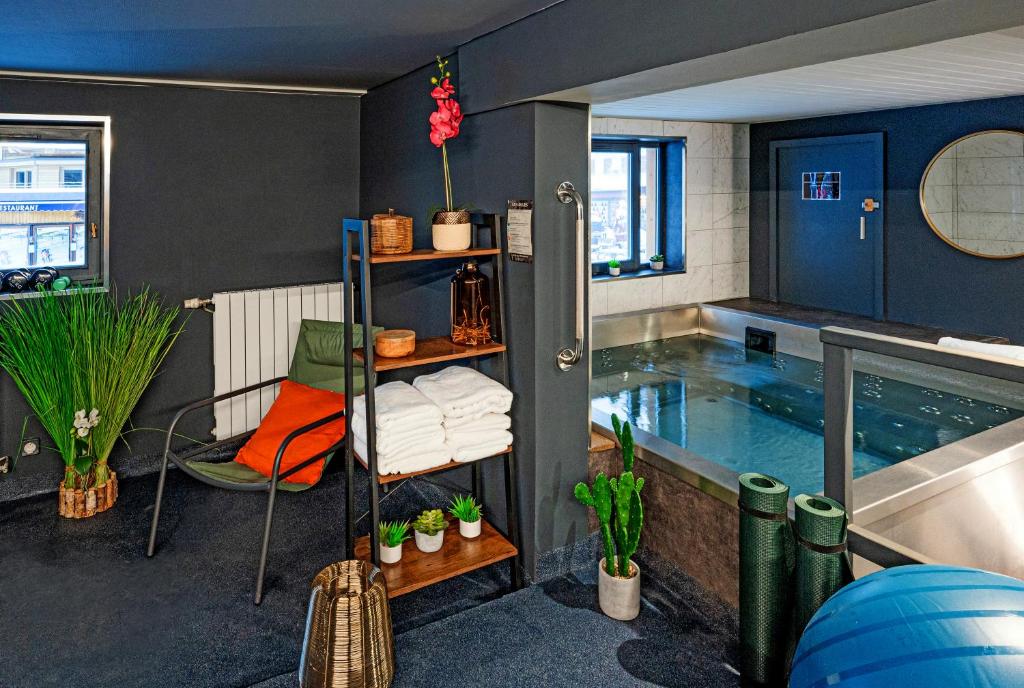 une chambre avec piscine et une chambre avec dans l'établissement Hôtel Le Levanna by Les Etincelles, à Tignes