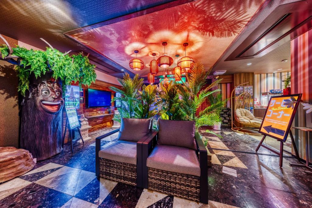 une pièce avec une peinture de singe sur le mur dans l'établissement Hotel Lotus Ibaraki -Adult Only, à Fukui