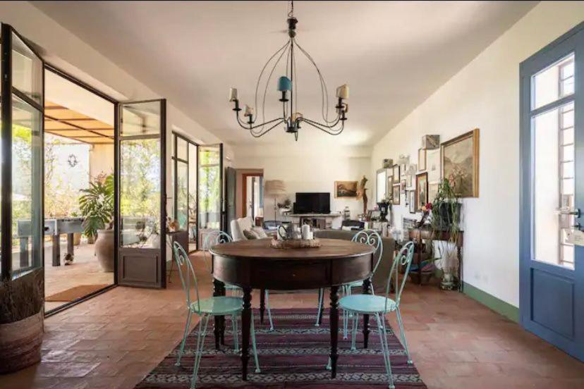 une salle à manger avec une table et des chaises dans l'établissement VILLA AZUL, à Castellammare del Golfo 9 autres photos
