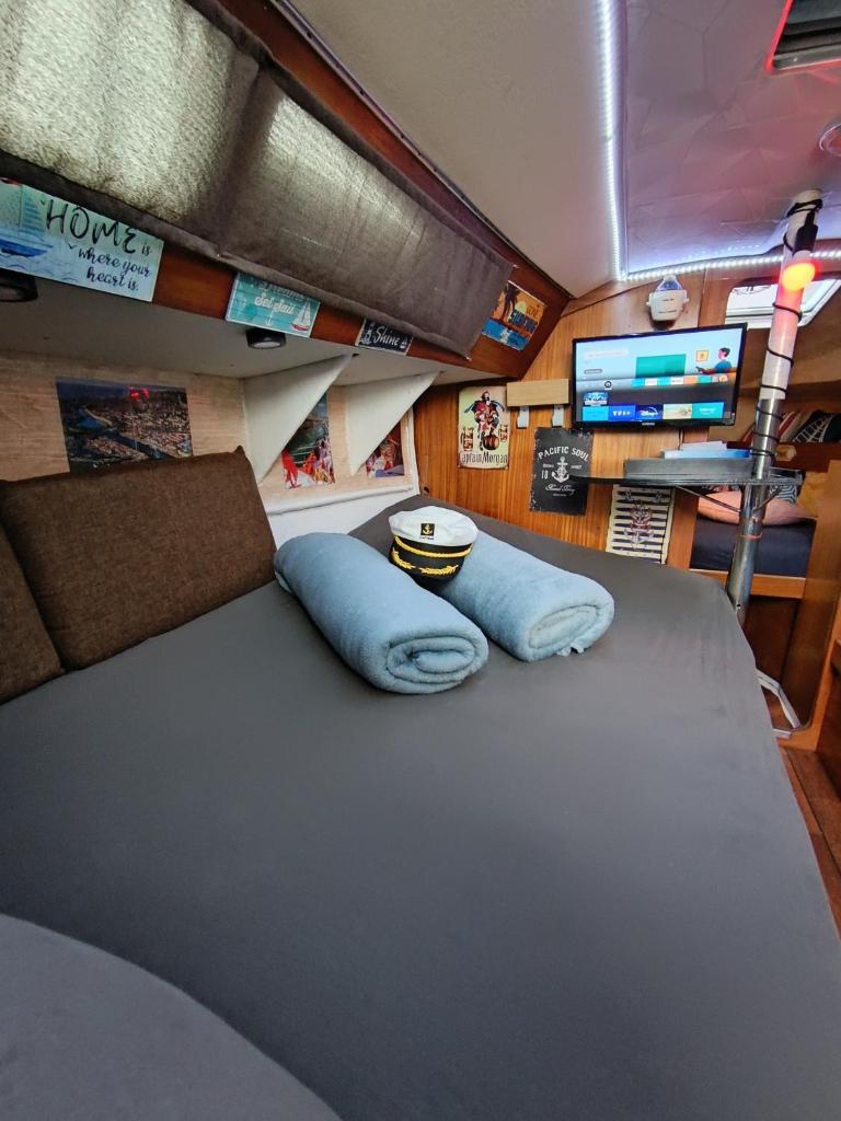 une chambre avec un lit avec deux oreillers dessus dans l'établissement Le Nid Marin,Un Voilier Pour Deux Sète Vieux Port, à Sète 37 autres photos
