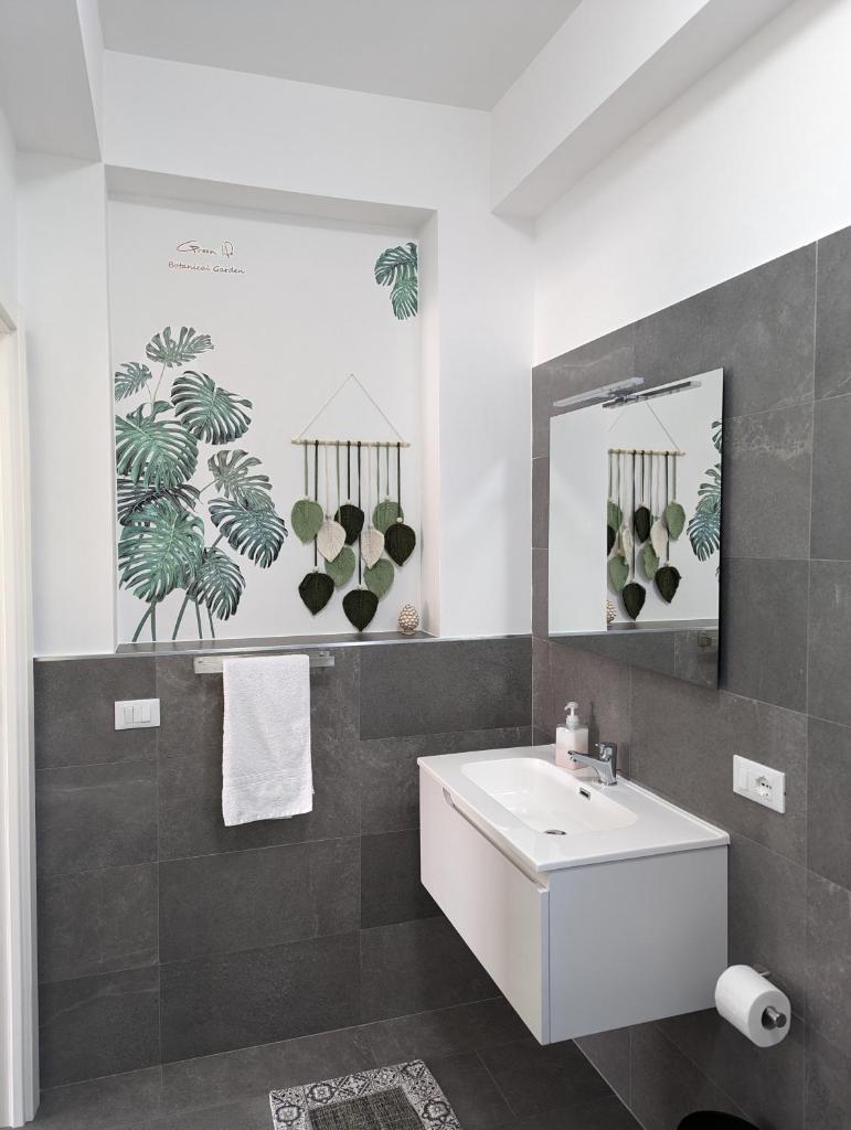 une salle de bain avec un lavabo blanc et un miroir dans l'établissement Villa Milicia, à Altavilla Milicia