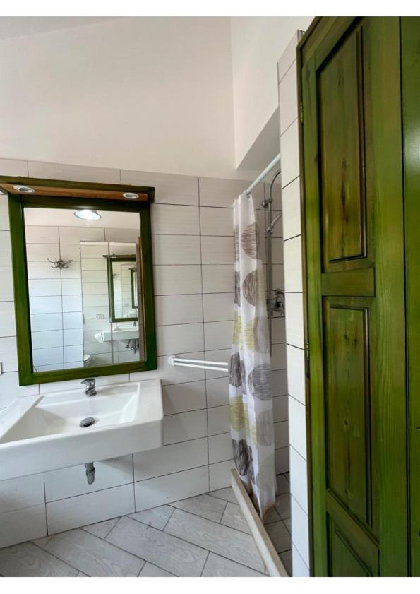 une salle de bain avec un lavabo et un miroir dans l'établissement La casa al Rais, à Finale 33 autres photos