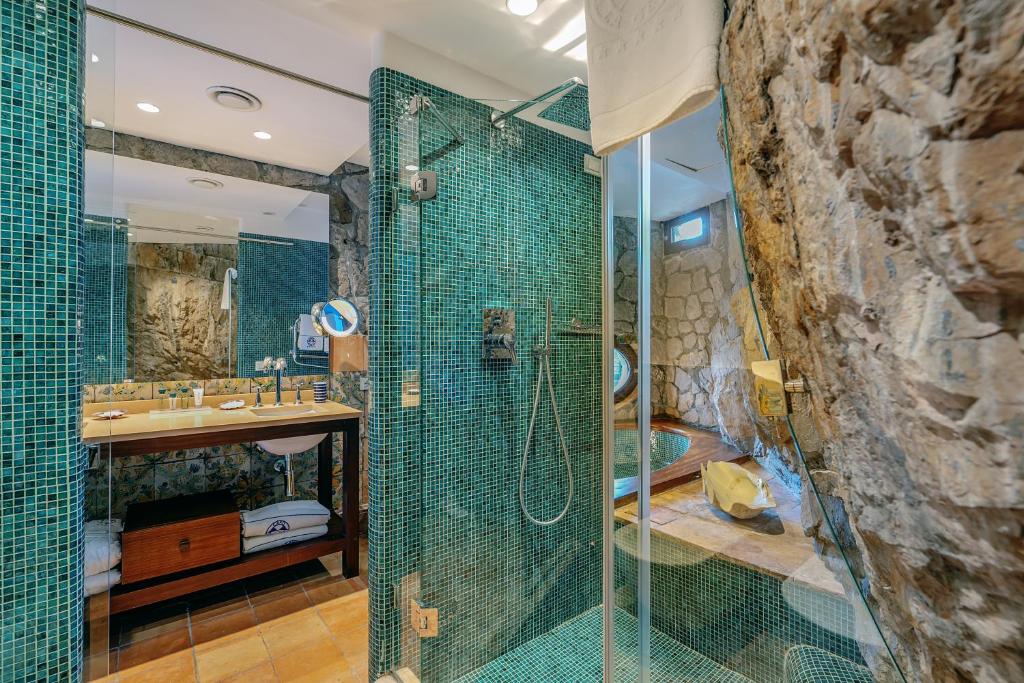 une salle de bain avec douche et lavabo dans l'établissement Capo la Gala Hotel&Wellness, à Vico Equense