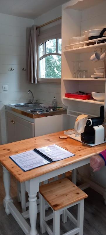 - une cuisine avec une table en bois et un comptoir dans l'établissement Villa Rose La Belle Roulotte, à Escolives-Sainte-Camille