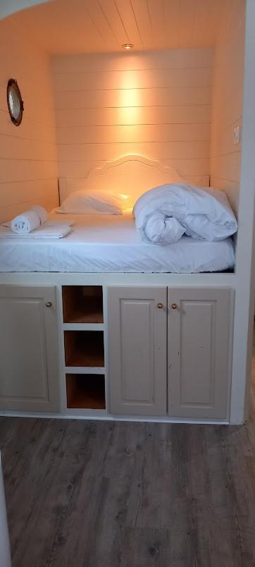 - une petite chambre avec 2 lits et des serviettes dans l'établissement Villa Rose La Belle Roulotte, à Escolives-Sainte-Camille