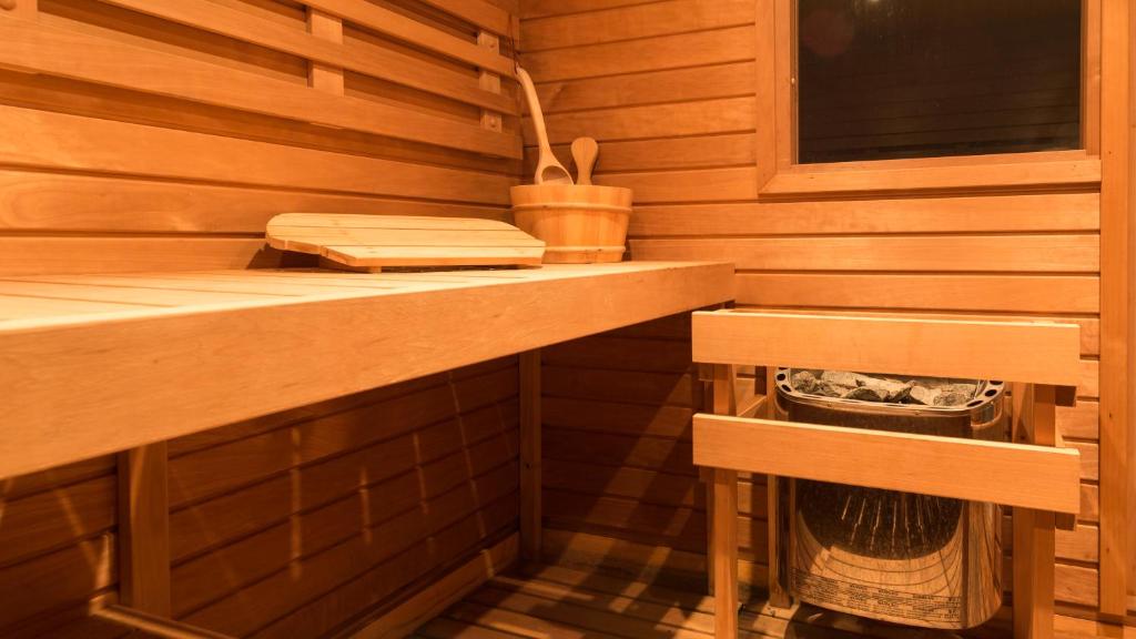un sauna avec un banc et un poêle à l'intérieur dans l'établissement Hotel Mare Blu -- boutique, à Pineto