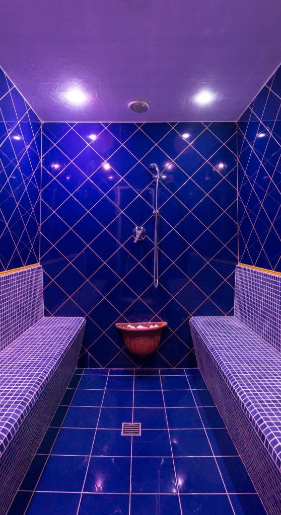 Cette chambre bleue dispose d'une baignoire et d'un éclairage violet. dans l'établissement Hotel Mare Blu -- boutique, à Pineto 123 autres photos