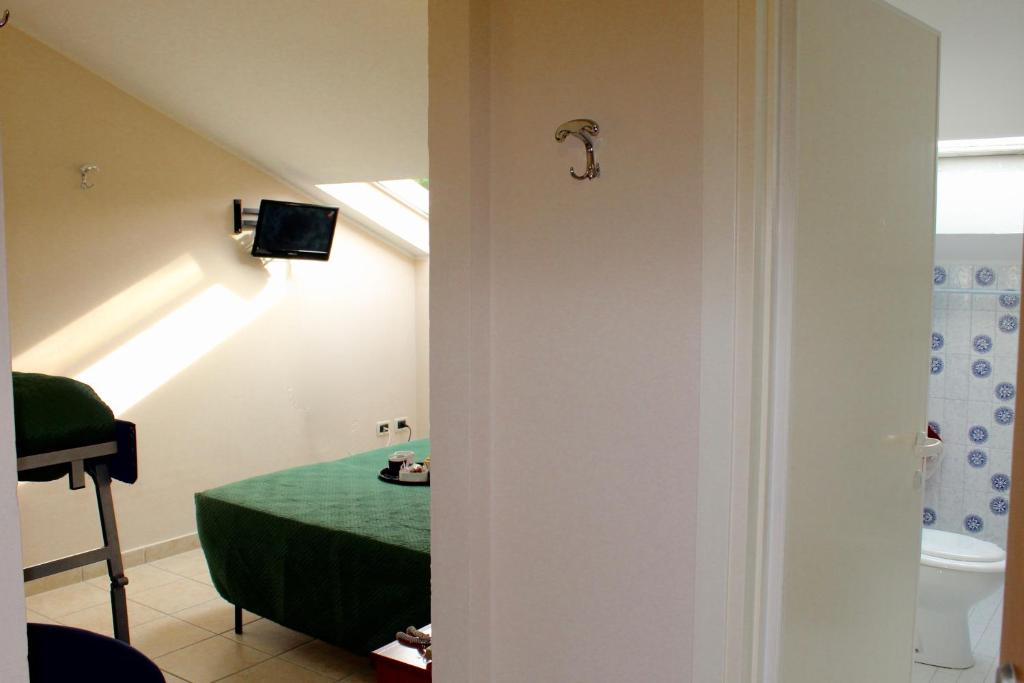 une chambre avec un lit et une salle de bain avec une fenêtre dans l'établissement Blue Loft Hotel, à Cesenatico