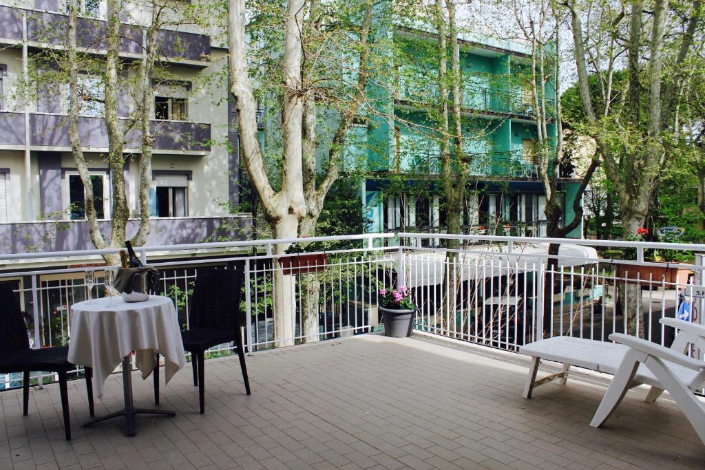 un balcon avec une table et des chaises et un bâtiment dans l'établissement Blue Loft Hotel, à Cesenatico