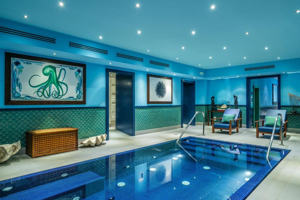 - une piscine de poulpe dans une chambre d'hôtel dans l'établissement Capo la Gala Hotel&Wellness, à Vico Equense