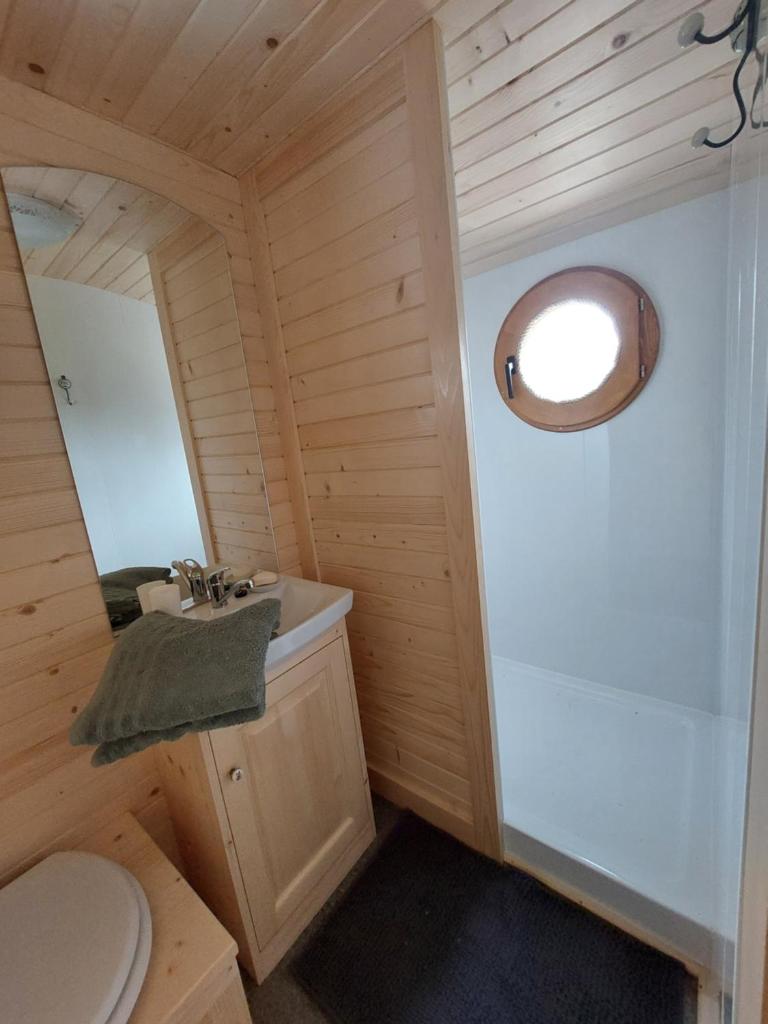 une petite salle de bain avec toilettes et lavabo dans l'établissement Roulotte ZEN, à La Saunière