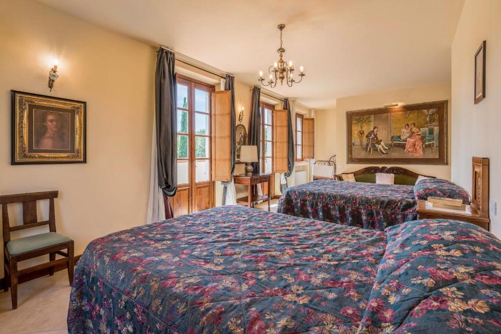 une chambre avec deux lits et un lustre dans l'établissement Villa Salvucci With Private Pool In San Gimignano, à San Gimignano 24 autres photos