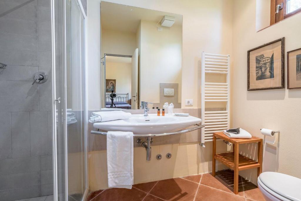 une salle de bain avec un lavabo et une douche dans l'établissement Villa Salvucci With Private Pool In San Gimignano, à San Gimignano