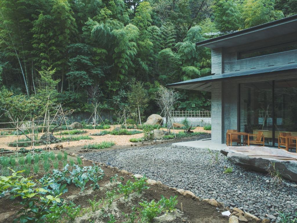 un jardin devant une maison dans l'établissement SOKI ATAMI, à Atami