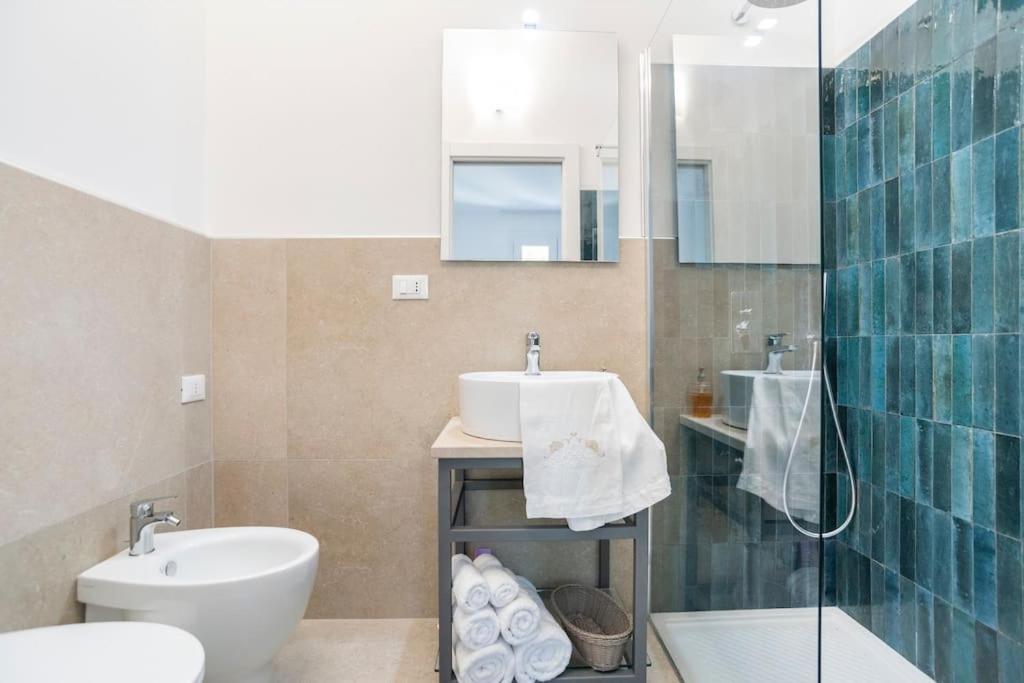 une salle de bain avec un lavabo, des toilettes et une douche dans l'établissement Le Perseidi Eco Home San Lorenzo, à Reitani