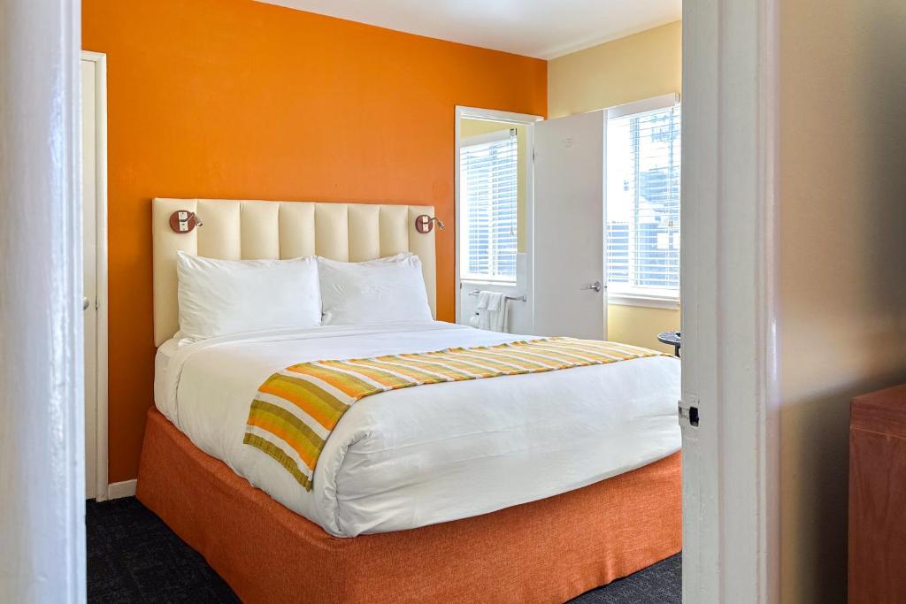 Hotel Del Sol Image