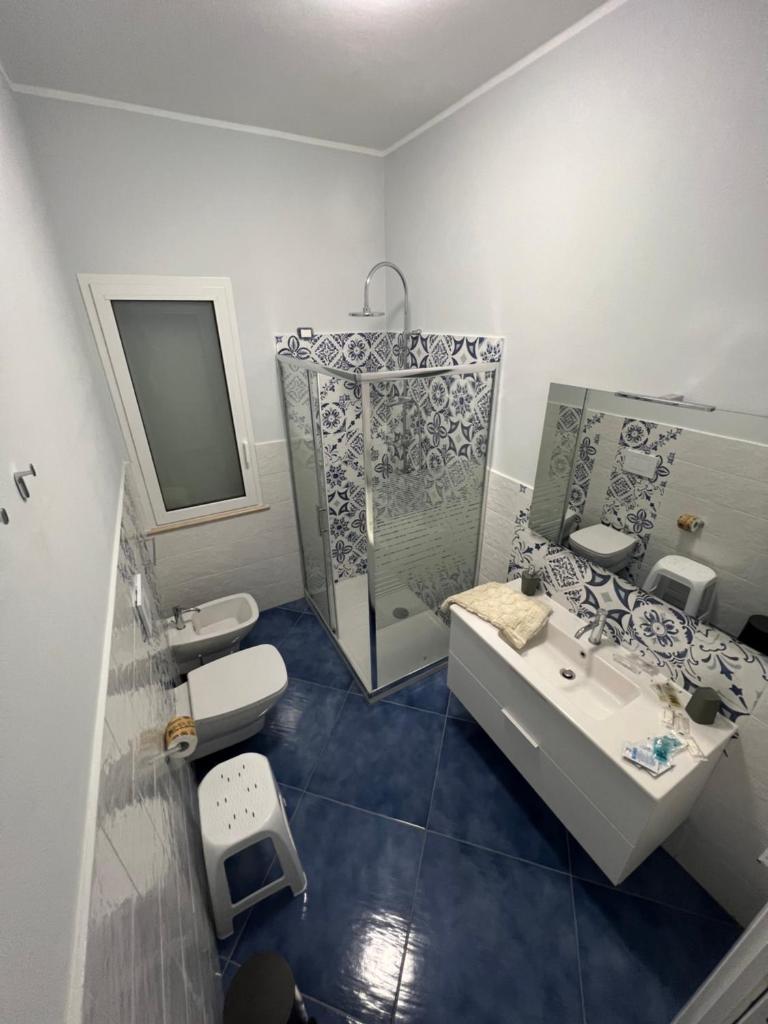 une salle de bain avec un lavabo et un miroir dans l'établissement Hotel La Giara, à Zambrone 40 autres photos