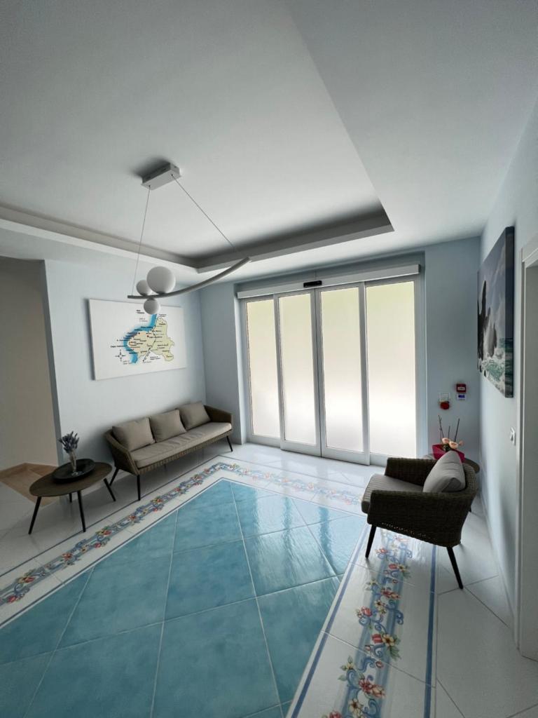 - un salon doté de carrelage bleu dans l'établissement Hotel La Giara, à Zambrone