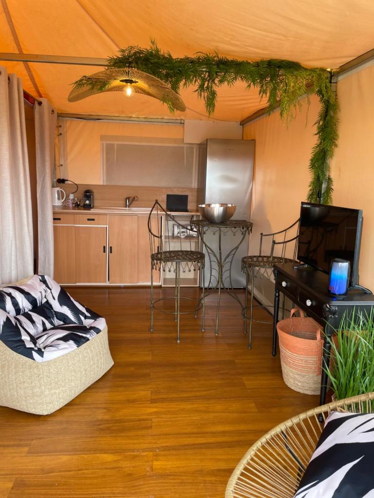 une chambre avec une cuisine et une table dans une tente dans l'établissement FORCONE, à Cauro