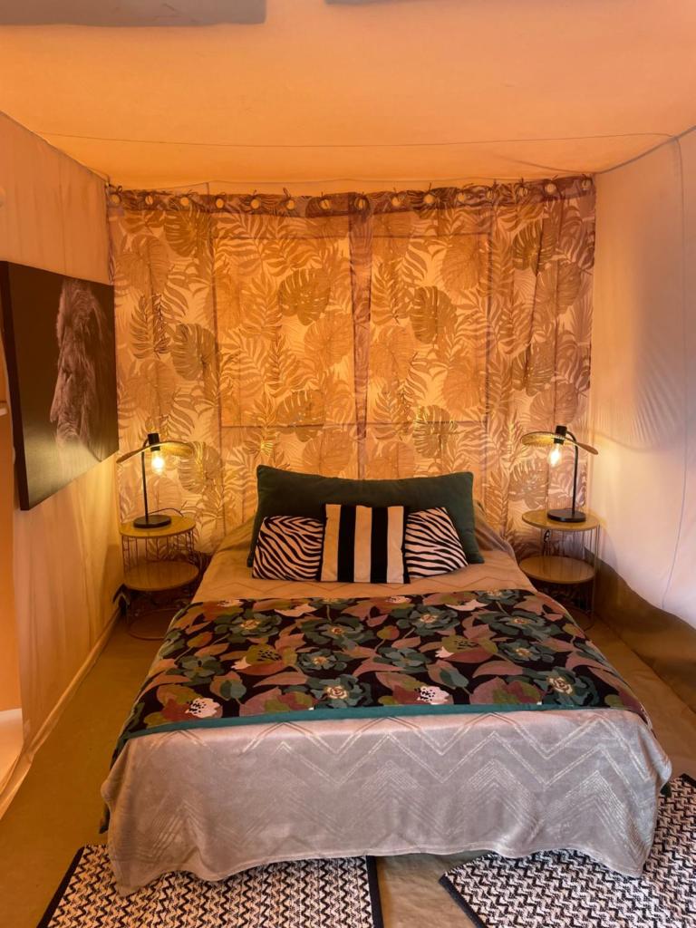 une chambre avec un grand lit avec deux lampes dans l'établissement FORCONE, à Cauro