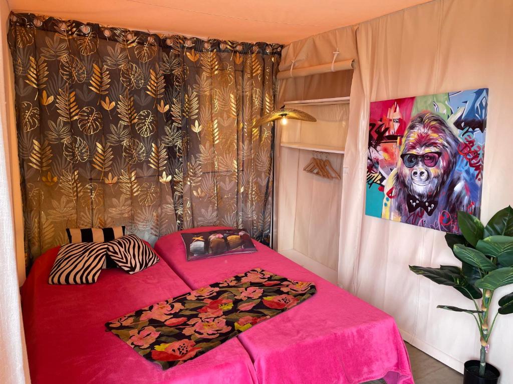 - une chambre dotée d'un lit rose avec une photo murale dans l'établissement FORCONE, à Cauro