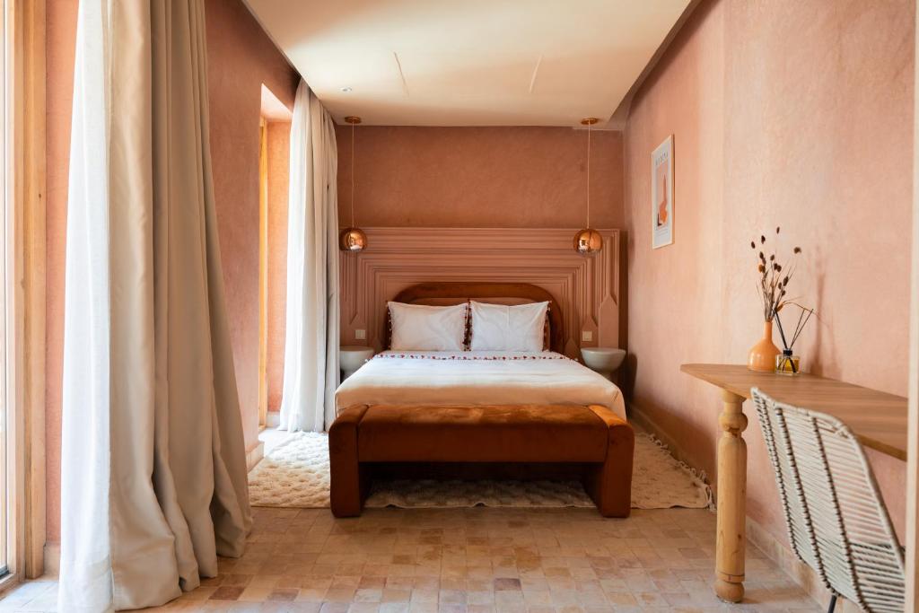 une chambre avec un lit et une fenêtre dans l'établissement Maison Nalos, à Marrakech