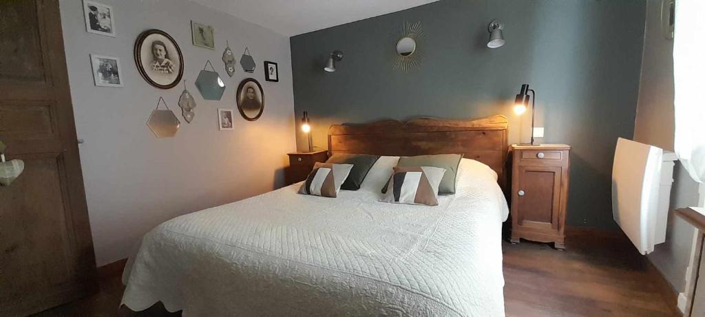 une chambre avec un lit avec des draps blancs et des oreillers dans l'établissement Gîte de charme piscine et SPA en Provence, à Méthamis 37 autres photos