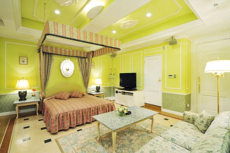 une chambre avec un lit et un salon dans l'établissement ホテル　サンタモニカ(大人専用), à Shōmachi 7 autres photos