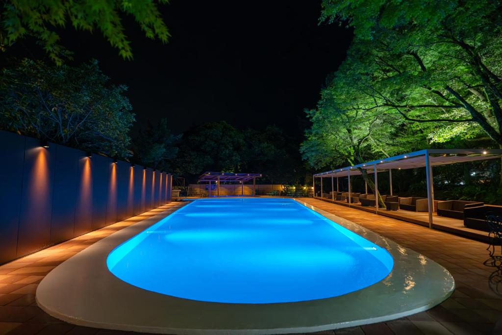 une piscine éclairée la nuit dans l'établissement Yoshiike Ryokan, à Hakone 34 autres photos