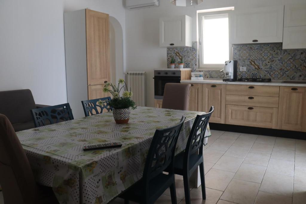 une cuisine avec une table et des chaises ainsi qu'une cuisine avec une table et une table dans l'établissement Da Nonno Pietro, à Pulsano