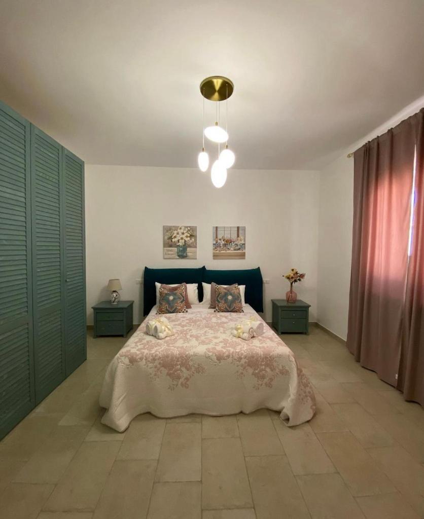 - une chambre avec un grand lit et 2 tables dans l'établissement Da Nonno Pietro, à Pulsano