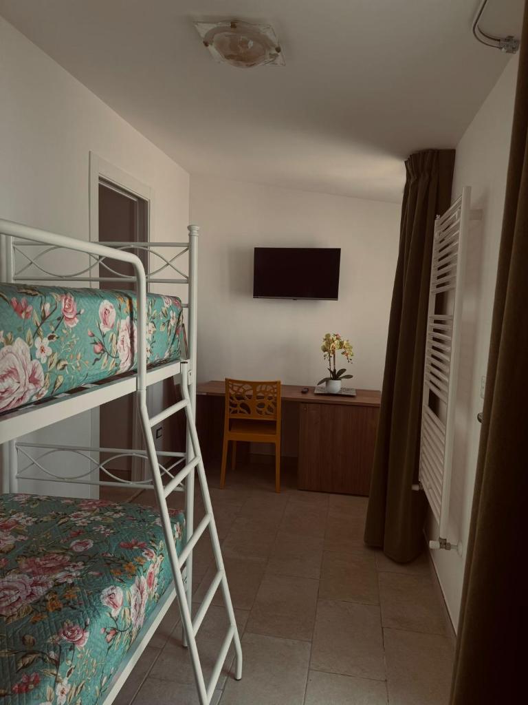 une chambre avec deux lits superposés et un bureau dans l'établissement Da Nonno Pietro, à Pulsano