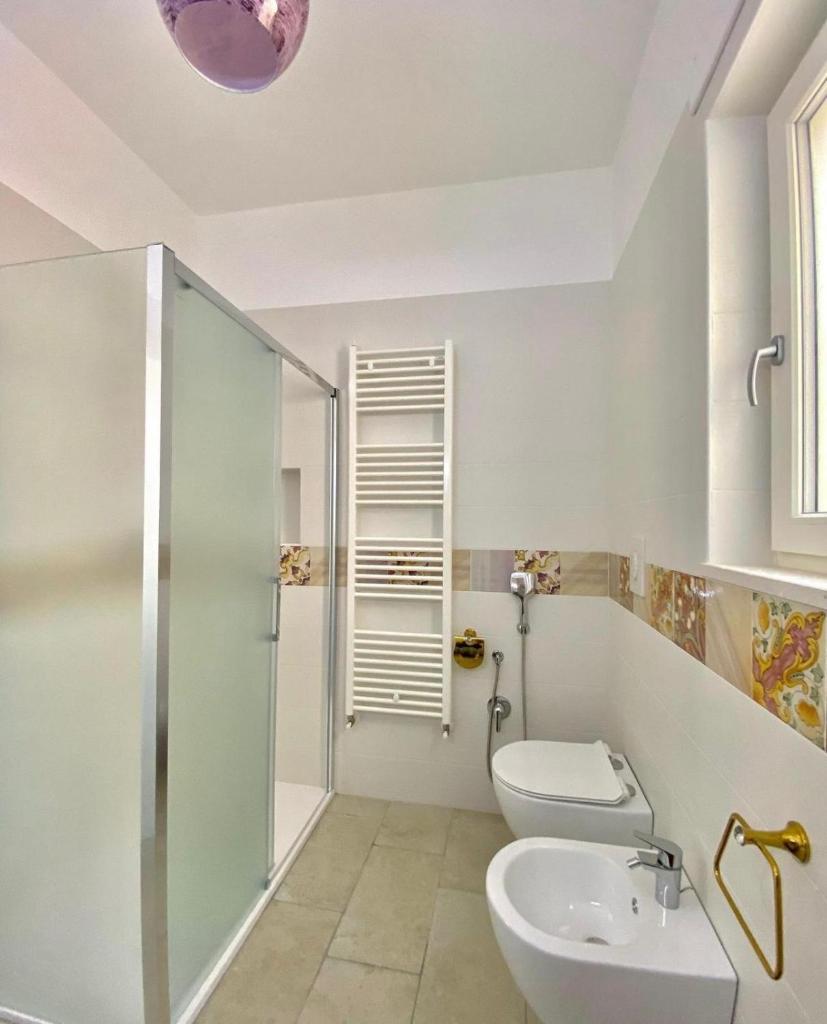 une salle de bain avec toilettes et lavabo dans l'établissement Da Nonno Pietro, à Pulsano