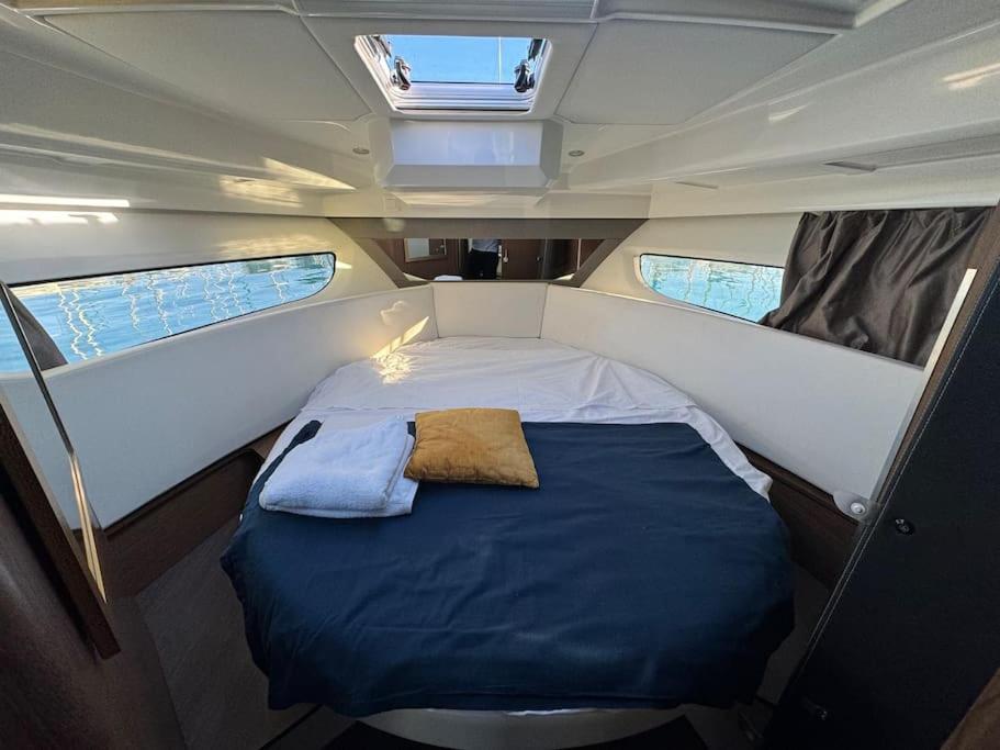 - un petit lit à l'arrière du bateau dans l'établissement Bella storia II, à Menton