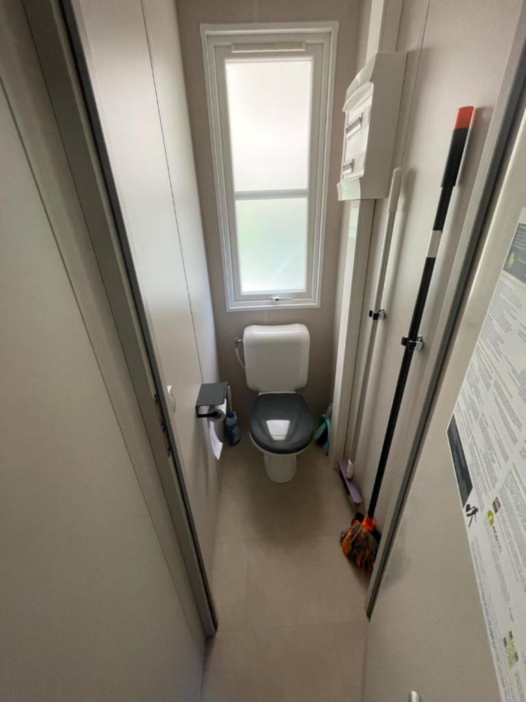 Elle comprend une petite salle de bains pourvue de toilettes et d'une fenêtre. dans l'établissement Camping Sainte Victoire, à Beaurecueil 31 autres photos