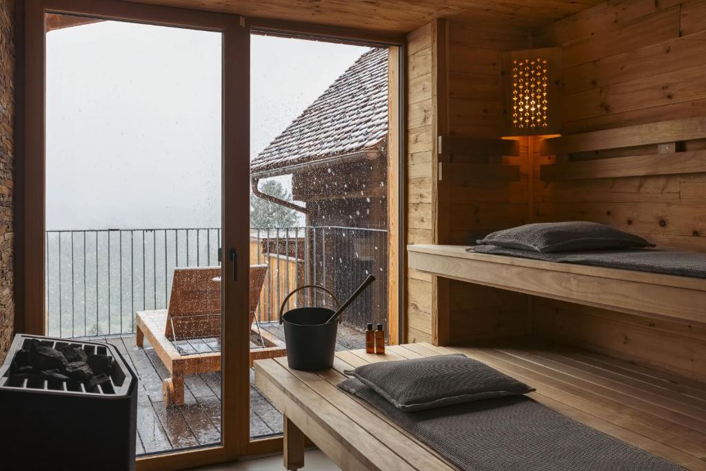 Am Wildbachberg - Luxus Ferienhäuser mit Infinitypool, Privatsauna und Weinkeller 8