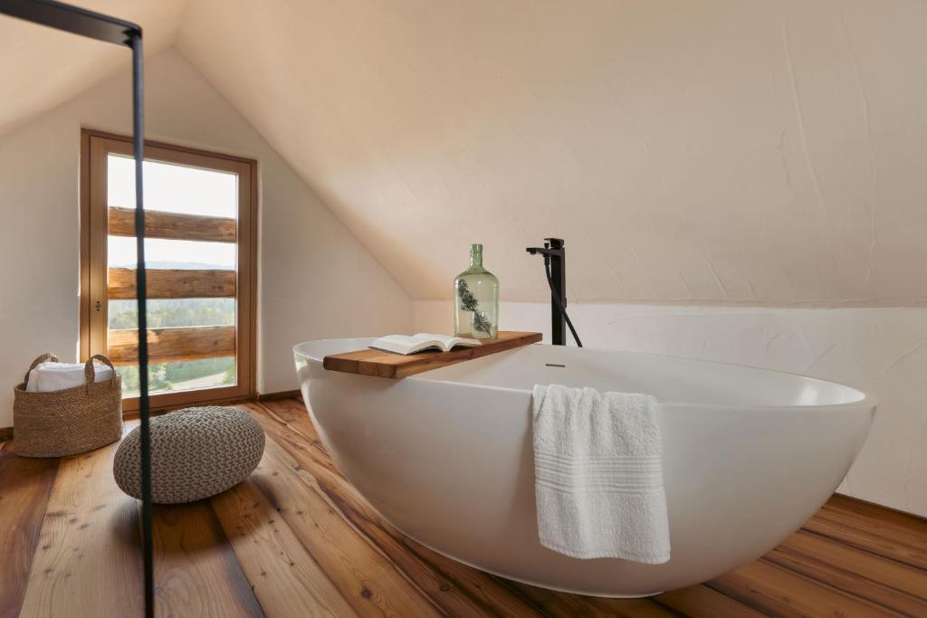 Am Wildbachberg - Luxus Ferienhäuser mit Infinitypool, Privatsauna und Weinkeller 3