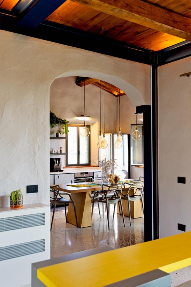 une cuisine et une salle à manger avec une table et des chaises dans l'établissement Villa le Sughere - Privacy, Piscina e Vista Panoramica, à Castellina Marittima