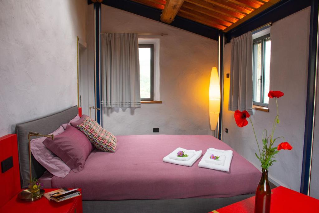 - une chambre avec un lit à baldaquin et 2 oreillers dans l'établissement Villa le Sughere - Privacy, Piscina e Vista Panoramica, à Castellina Marittima 21 autres photos
