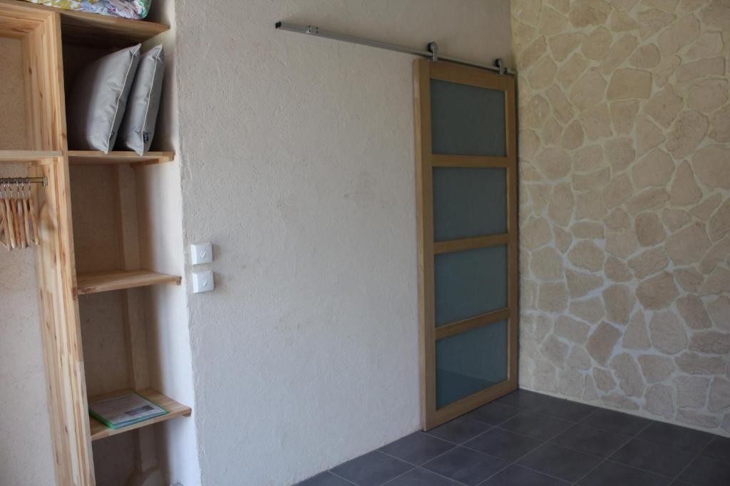 Cette chambre dispose d'un placard avec une porte en verre. dans l'établissement Gîte Chevannes, à Fours